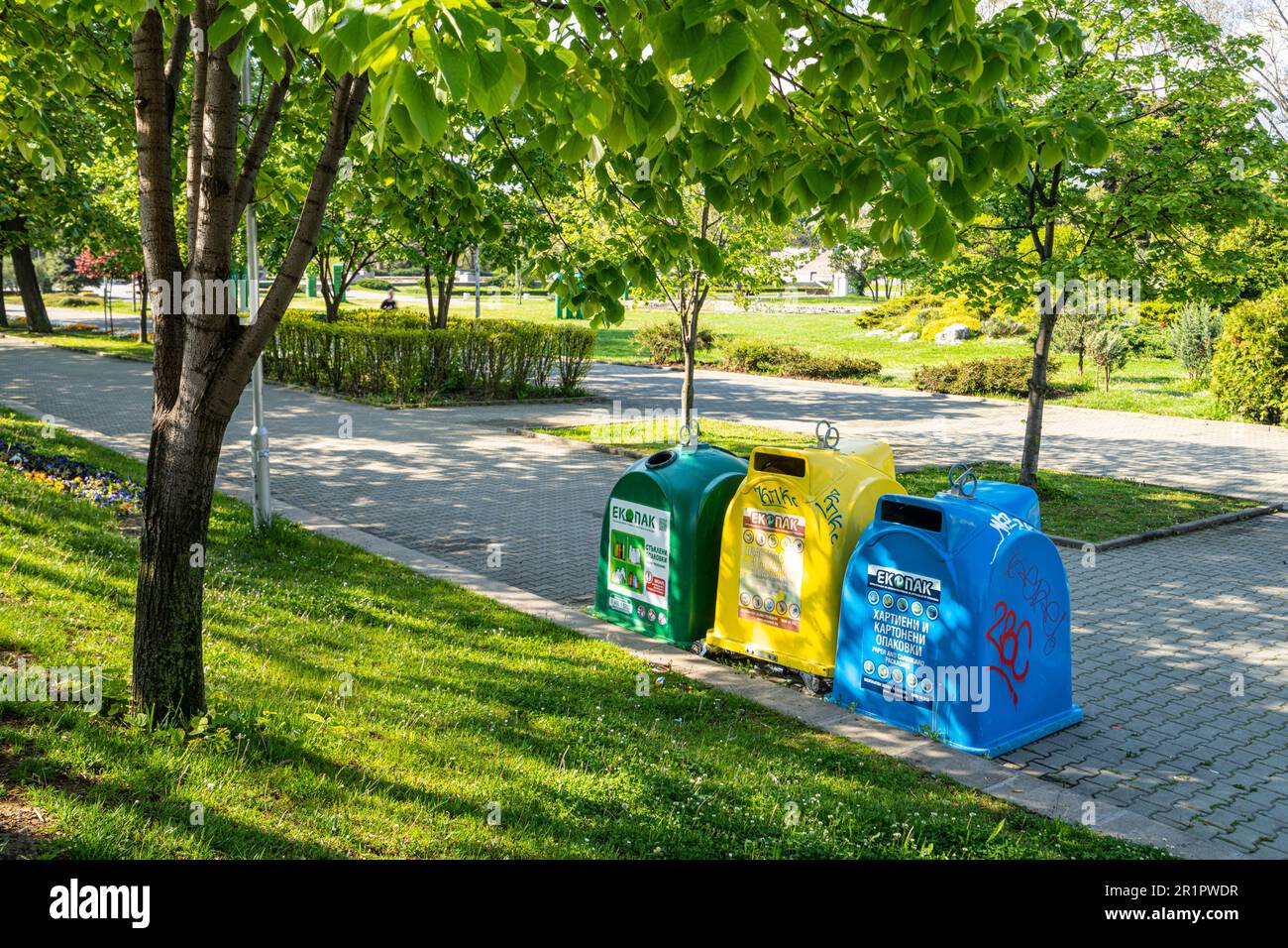 Sofia, Bulgaria. Maggio 2023. Bidoni per rifiuti differenziati in un parco nel centro della città Foto Stock