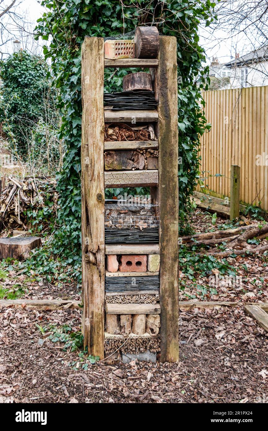 Un 'insetto hotel' in un sentiero natura su Parkland Walk, una linea ferroviaria in disuso, ora una riserva naturale, a nord di Londra, Regno Unito Foto Stock
