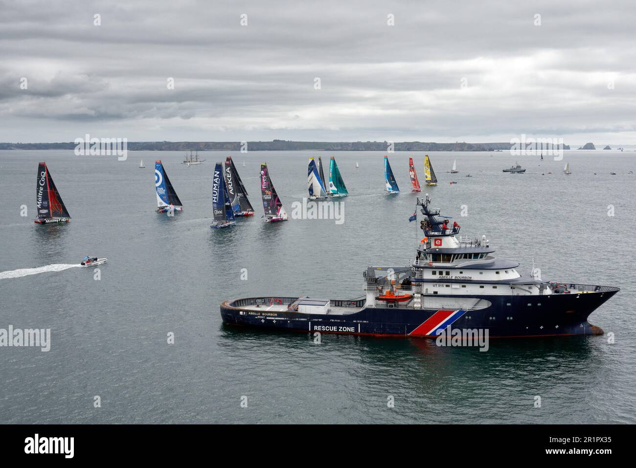 Brest, Francia. 07th maggio, 2023. Fleet Illustration e Abeille Bourbon, intervento, assistenza e salvataggio rimorchiatore durante l'inizio della Guyader Bermudes 1000 gara 2023, IMOCA Globe Series gara di vela il 7 maggio 2023 a Brest, Francia - Foto Francois Van Malleghem/DPPI Credit: DPPI Media/Alamy Live News Foto Stock