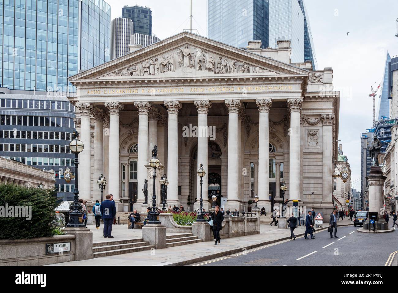Il Royal Exchange, fondato nel 16th ° secolo dal mercante Sir Thomas Gresham, Londra, Regno Unito Foto Stock