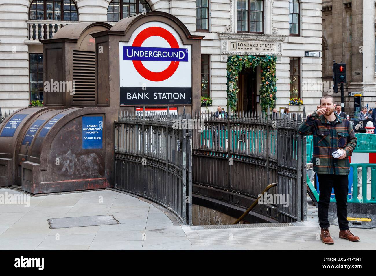 Un ingresso alla stazione della metropolitana Bank in Cornhill, Londra EC3, Regno Unito Foto Stock