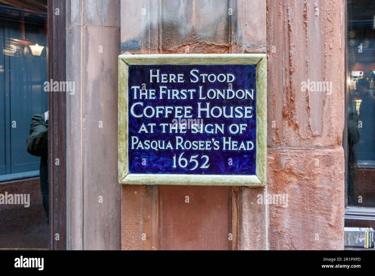 La Jamaica Wine House, conosciuta localmente come "The Jampot", sul sito della prima caffetteria di Londra a St Michael's Alley, Londra EC3, Regno Unito. Foto Stock