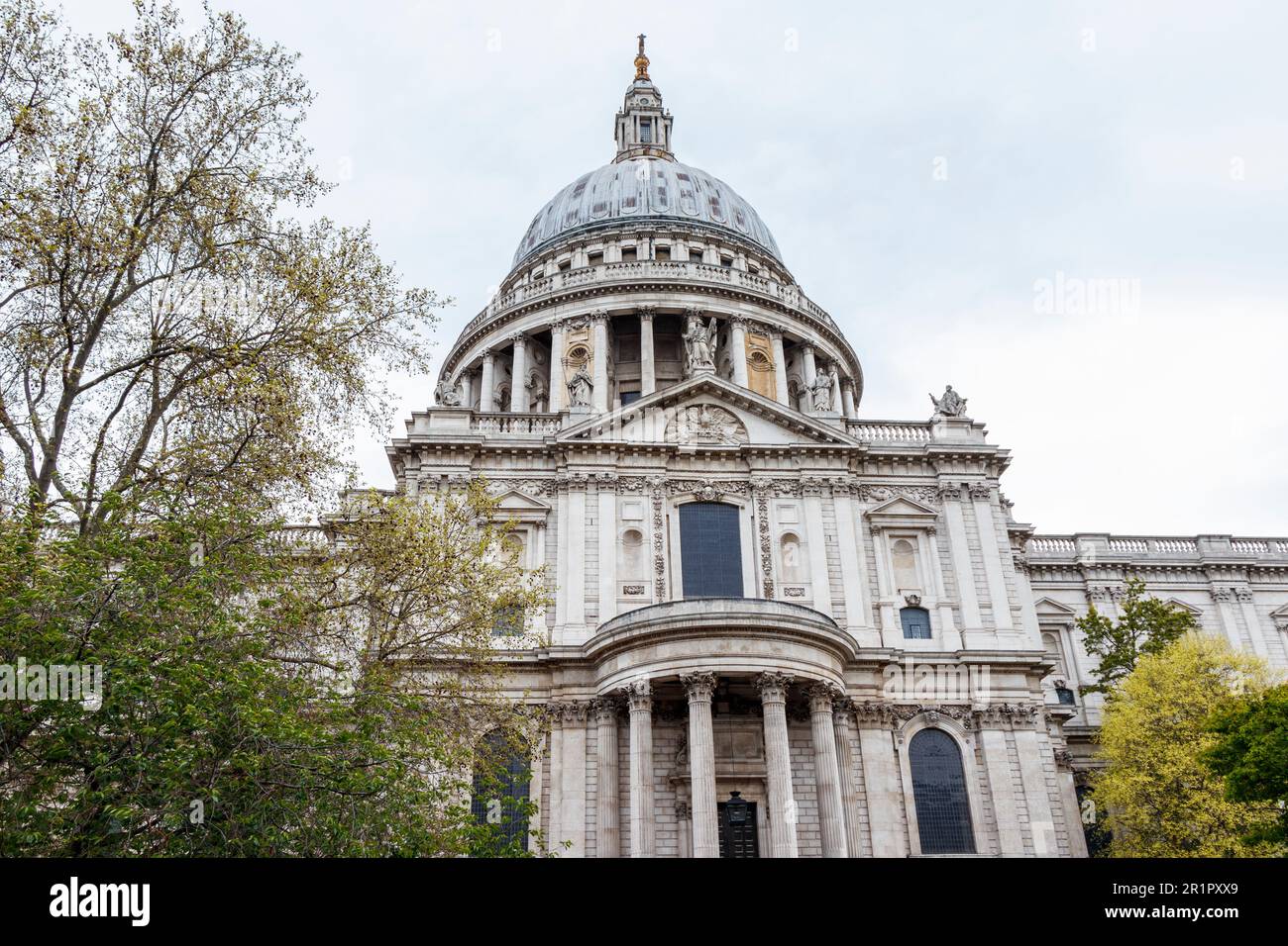 Vista della cattedrale di St Paul da Sermon Lane/Peter's Hill, Londra, Regno Unito Foto Stock