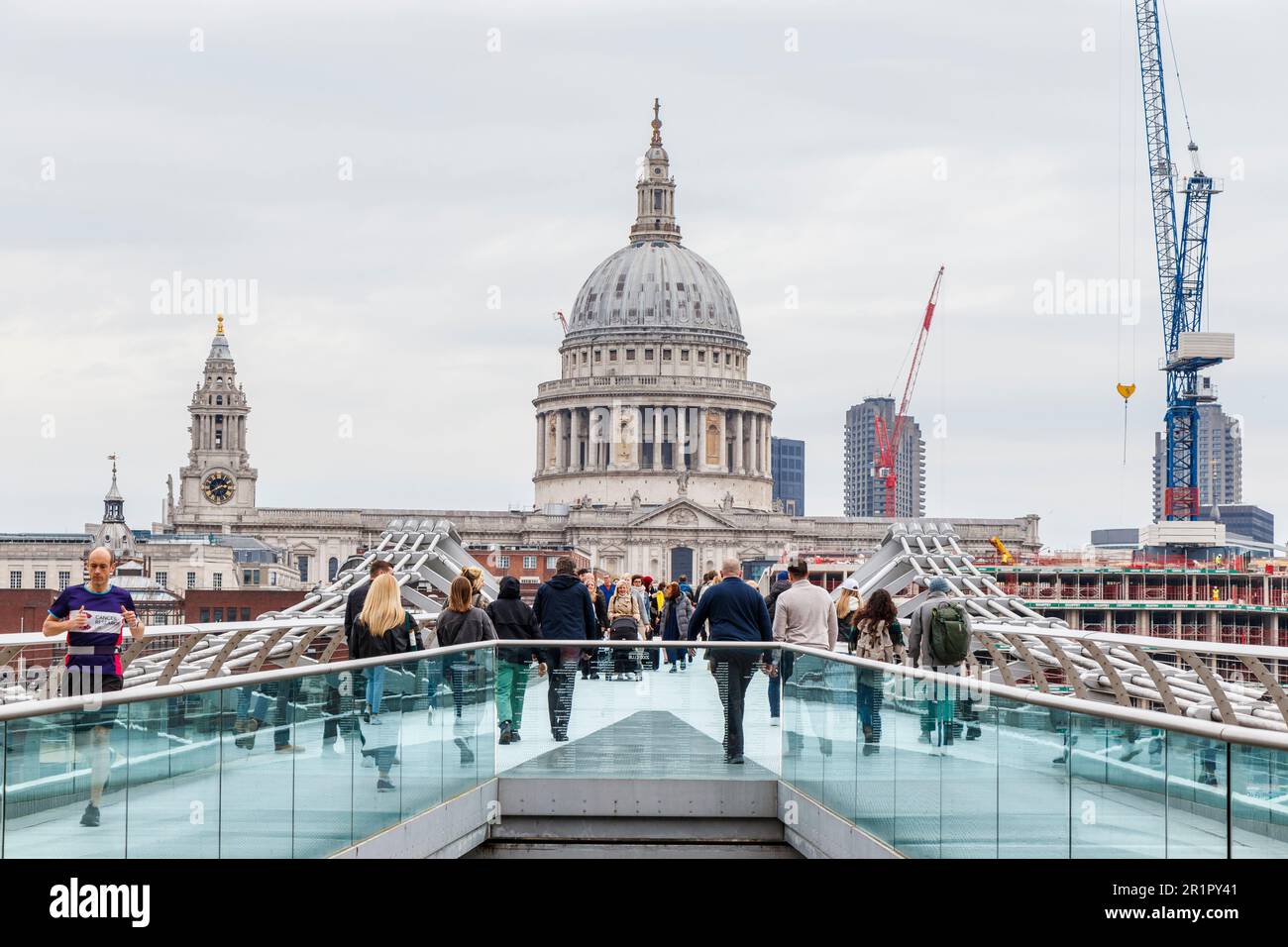 Pedoni sul Millennium Bridge, la Cattedrale di St Paul sullo sfondo, Londra, Regno Unito Foto Stock