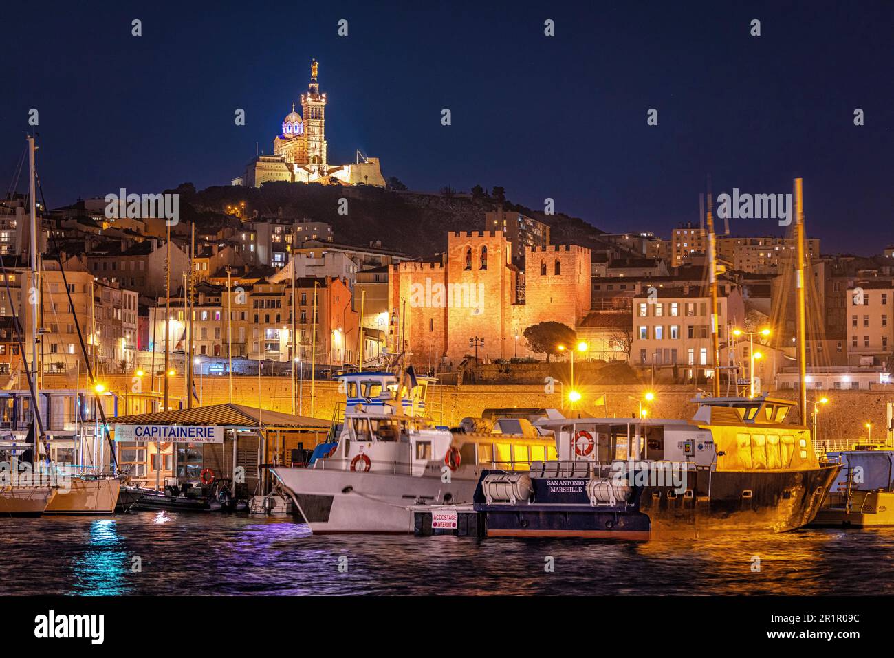 Vieux Port e Notre-Dame de la Garde di notte, Marsiglia, Provenza-Alpi-Costa Azzurra, Francia, Foto Stock