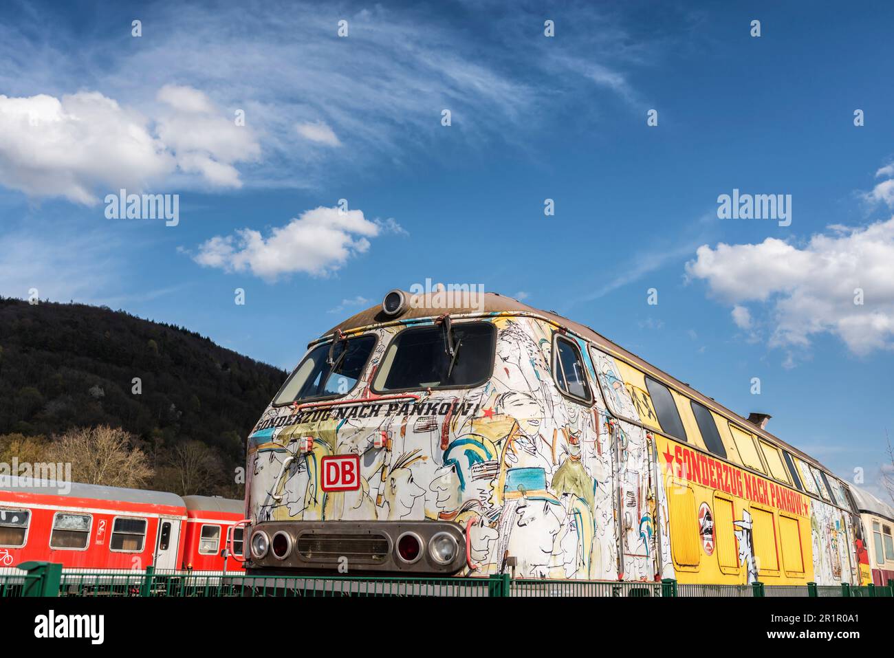 Amorbach, bassa Franconia, Baviera, Germania, treno speciale per Pankow, decalati e dipinti da Udo Lindenberg alla stazione avventura di Amorbach, treno della classe 218 212-9 Foto Stock