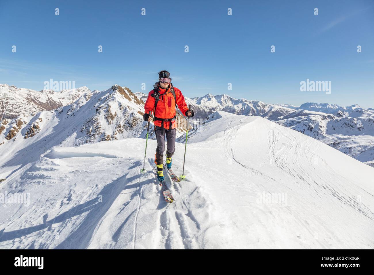 Austria, Tirolo orientale, Valle di Villgraten, scialpinista sul crinale verso la cima del Marchkinkele (Cornetto di confinus), Monti Villgraten, Alpi Tauri occidentali Foto Stock