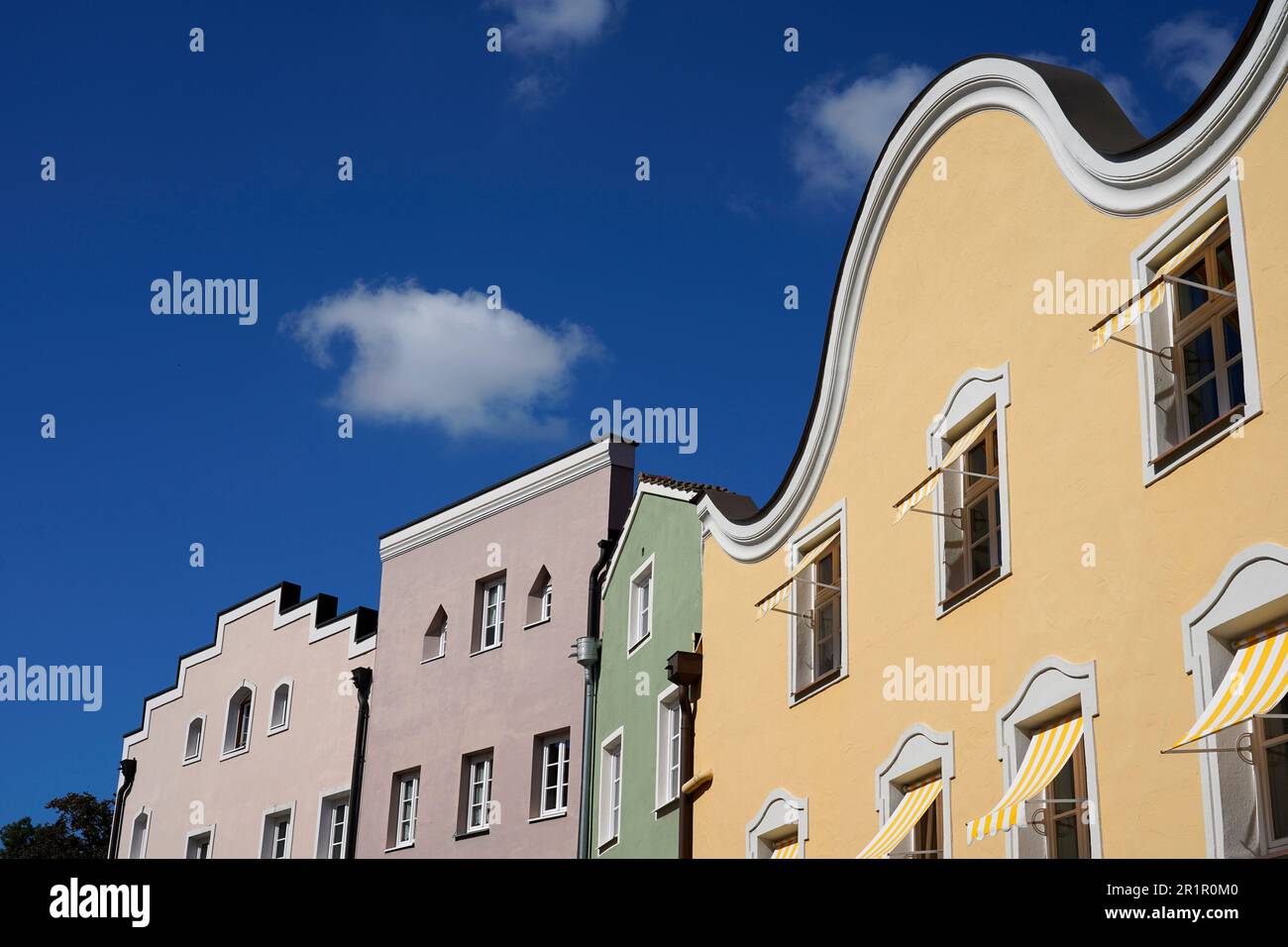 Germania, Baviera, alta Baviera, distretto di Altötting, Burghausen, città vecchia, fila di case, estremità timpano, facciate colorate Foto Stock