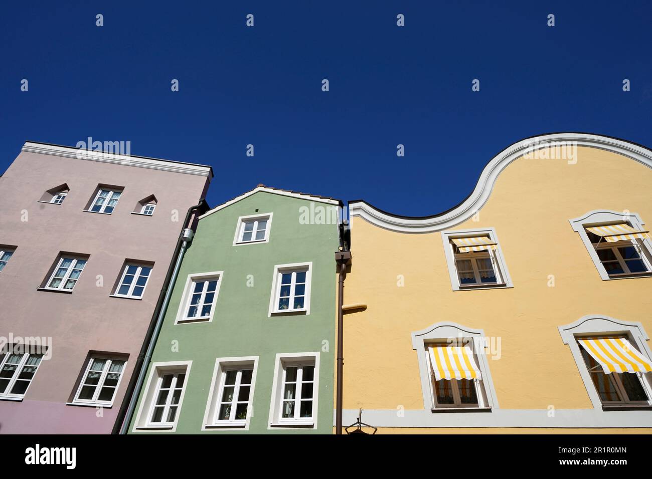Germania, Baviera, alta Baviera, distretto di Altötting, Burghausen, città vecchia, fila di case, estremità timpano, facciate colorate Foto Stock