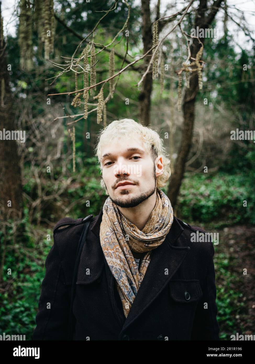 Persona non binaria nella foresta Foto Stock