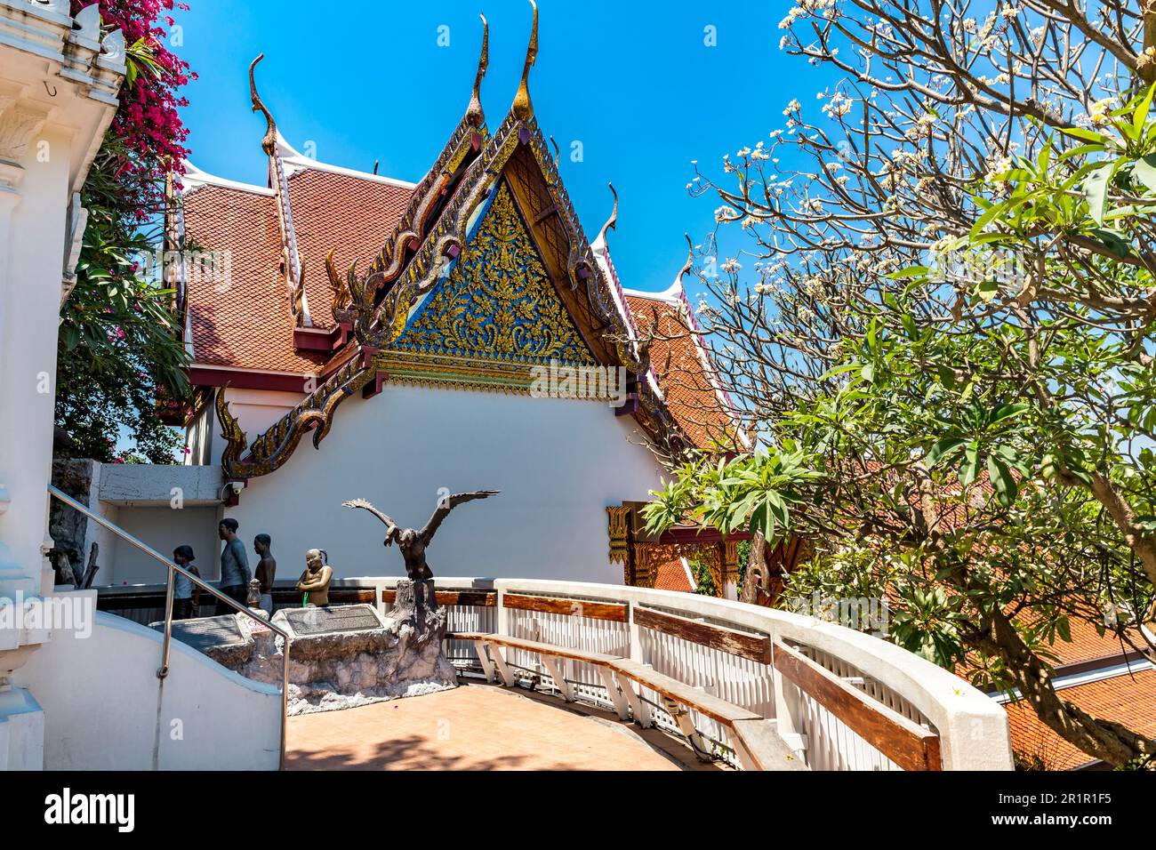 La scultura dell'aquila, gli avvoltoi del tempio di Sraket, Wat Saket, il tempio della montagna d'oro, Wat Saket Ratcha Wora Maha Wihan, Bangkok, Thailandia, Asia Foto Stock