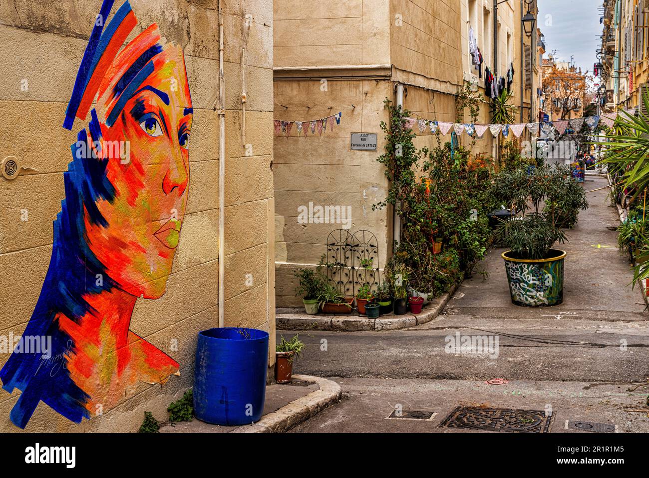 Vicolo con arte di strada nel quartiere le Panier, Marsiglia, Provenza-Alpi-Costa Azzurra, Francia, Foto Stock
