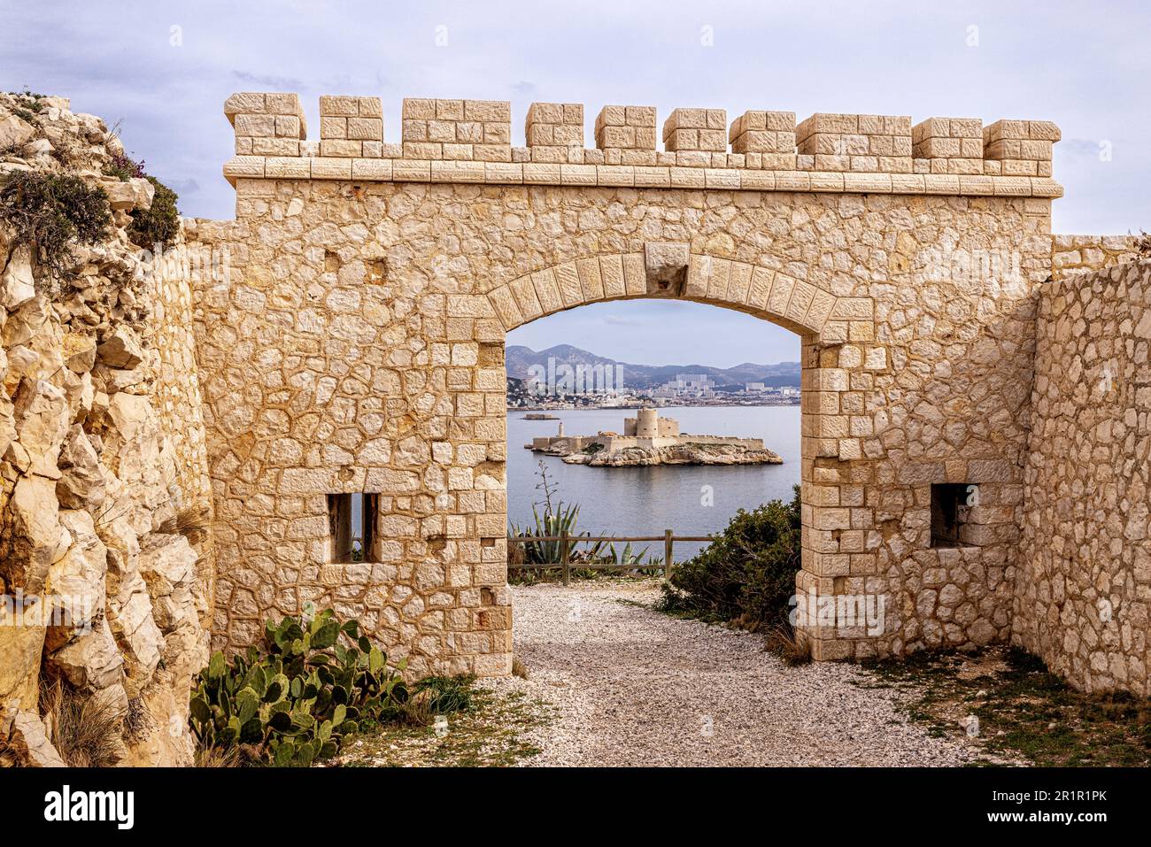 Chateau d'If attraverso un cancello di pietra sull'isola di Ratonneau, Marsiglia, Provenza-Alpi-Costa Azzurra, Francia, Foto Stock
