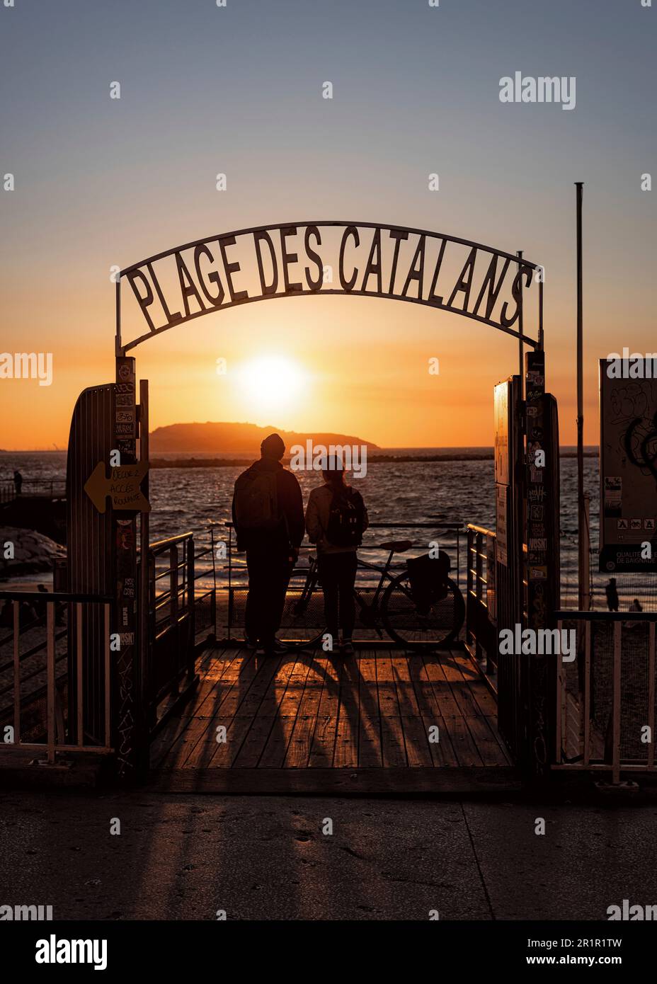 Silhouette di una coppia sulla spiaggia 'Plage des Catalans', Marsiglia, Provenza-Alpi-Costa Azzurra, Francia, Foto Stock