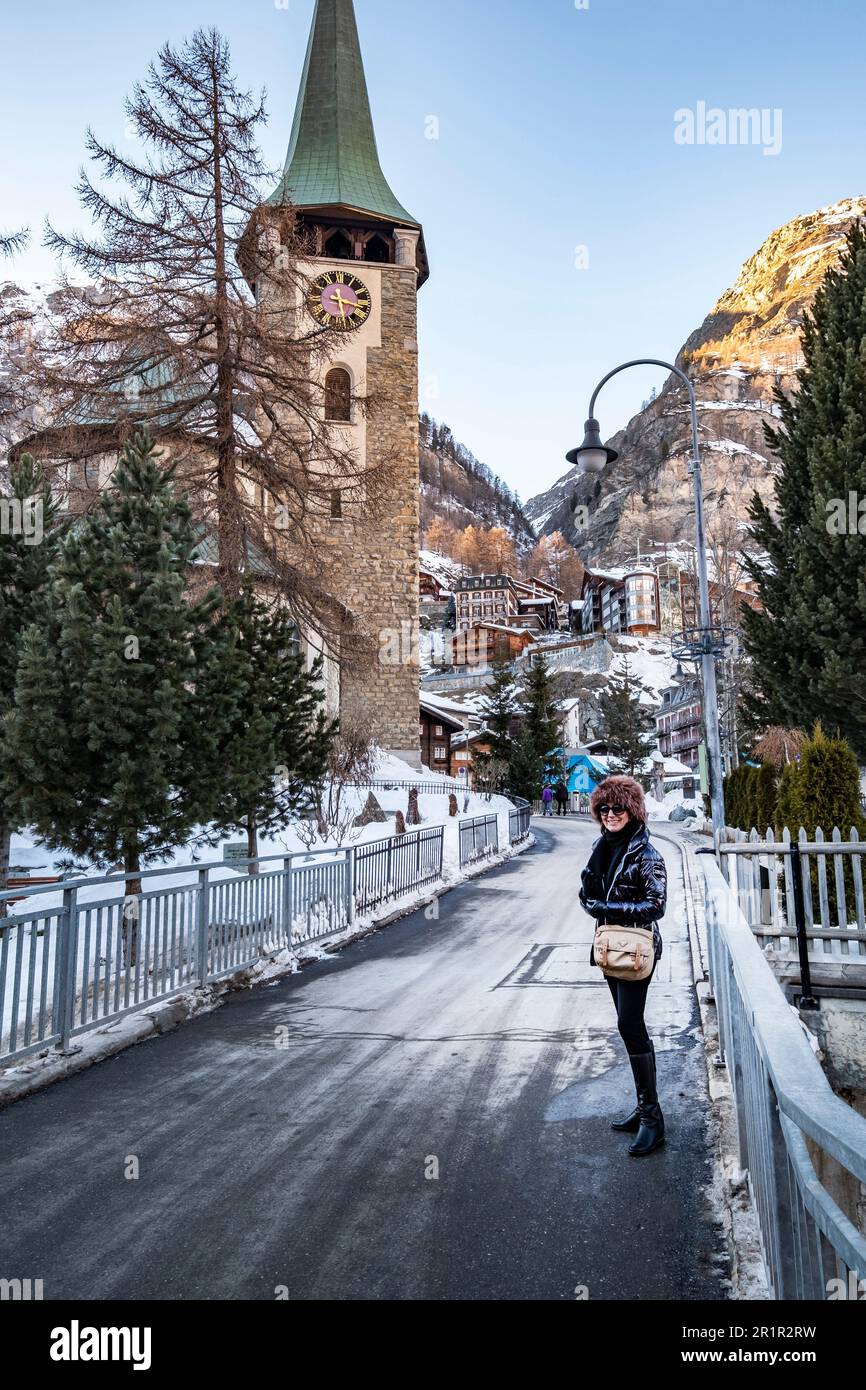 Donna in inverno Zermatt, Vallese, Svizzera Foto Stock
