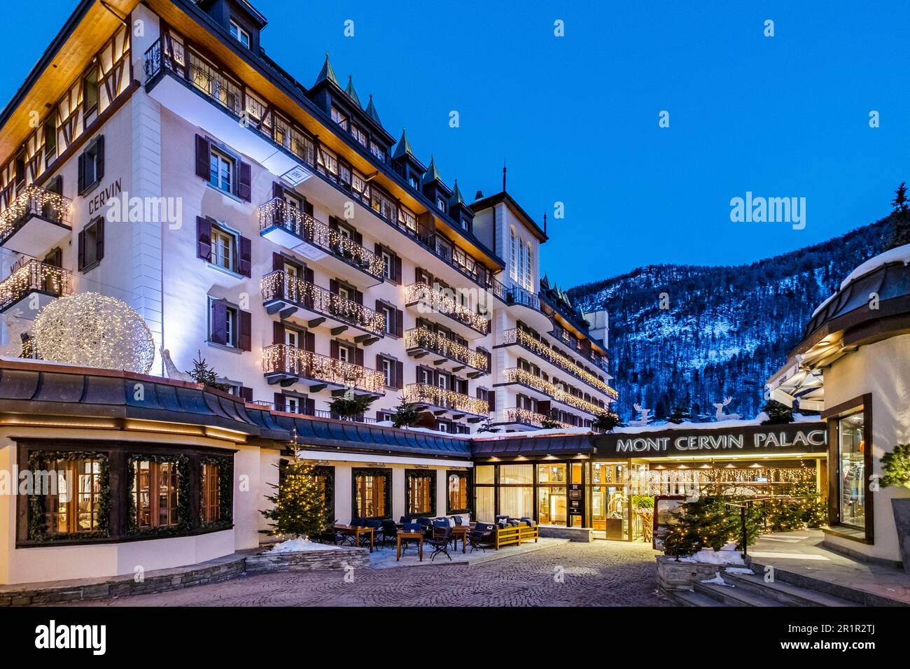Ingresso dell'Hotel Mont Chervin Palace, Zermatt, Vallese, Svizzera Foto Stock