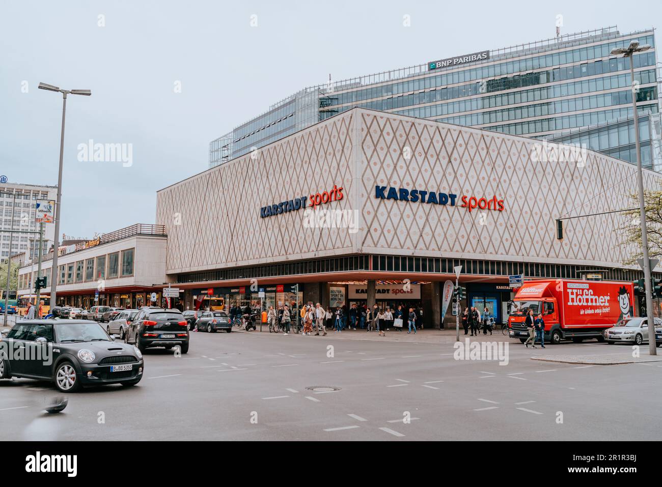 Fotografia che mostra la facciata del negozio Karstadt Sports, un famoso rivenditore di articoli sportivi, situato nel cuore di Berlino Foto Stock