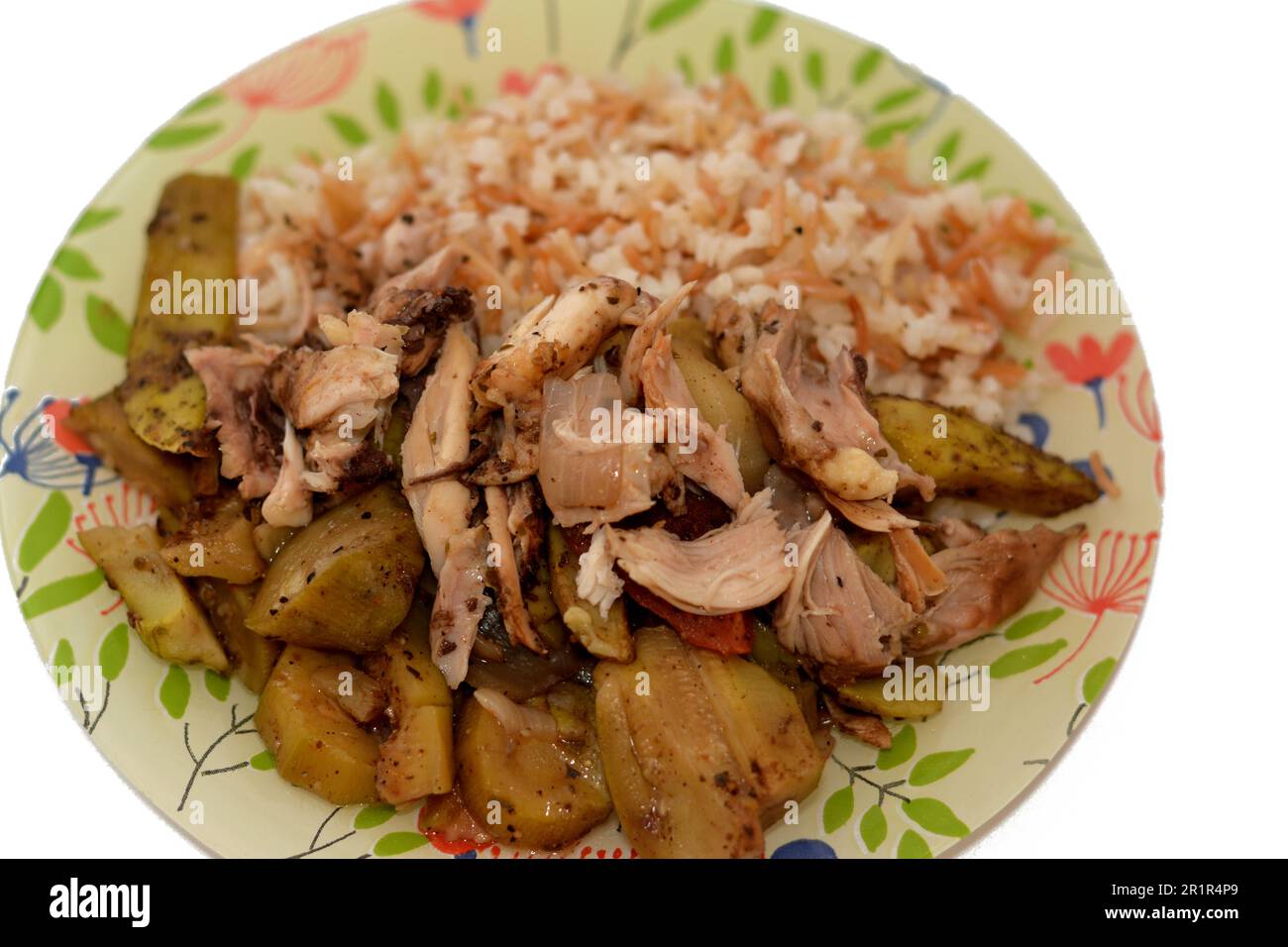 Riso bianco con vermicelli cotti a vapore caldo, fette di patate, zucchine, cipolla e pomodoro con pezzi di pollo e pezzi cotti in forno, Egy Foto Stock