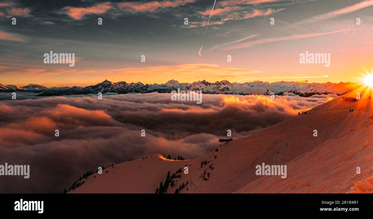 Un bellissimo tramonto sulle maestose vette delle montagne. Hafelekarspitze, Austria. Foto Stock