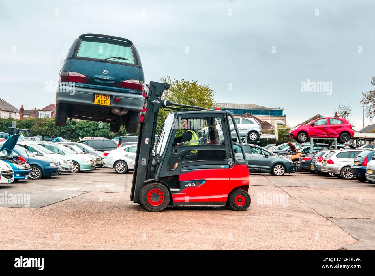 Fuori per essere riciclato. Riciclaggio di auto per parti usate, un moderno smantellatore di veicoli. Charles Trent Ltd, Poole, Dorset, Regno Unito Foto Stock