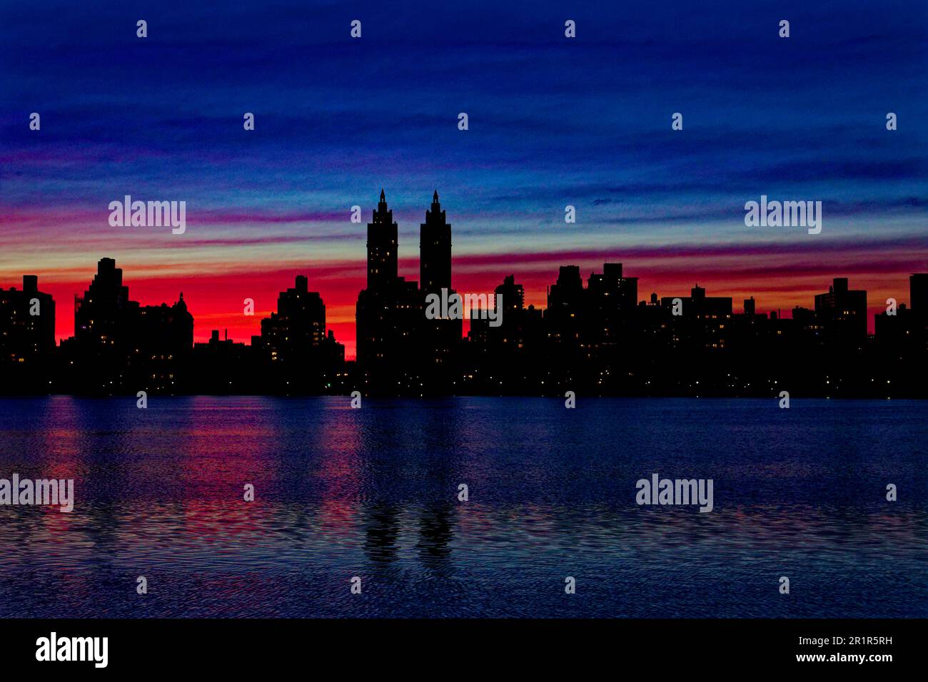 Il tramonto al giacimento Jacqueline Kennedy Onassis, nel Central Park di New York, si staglia sull'iconico skyline di Central Park West. Foto Stock