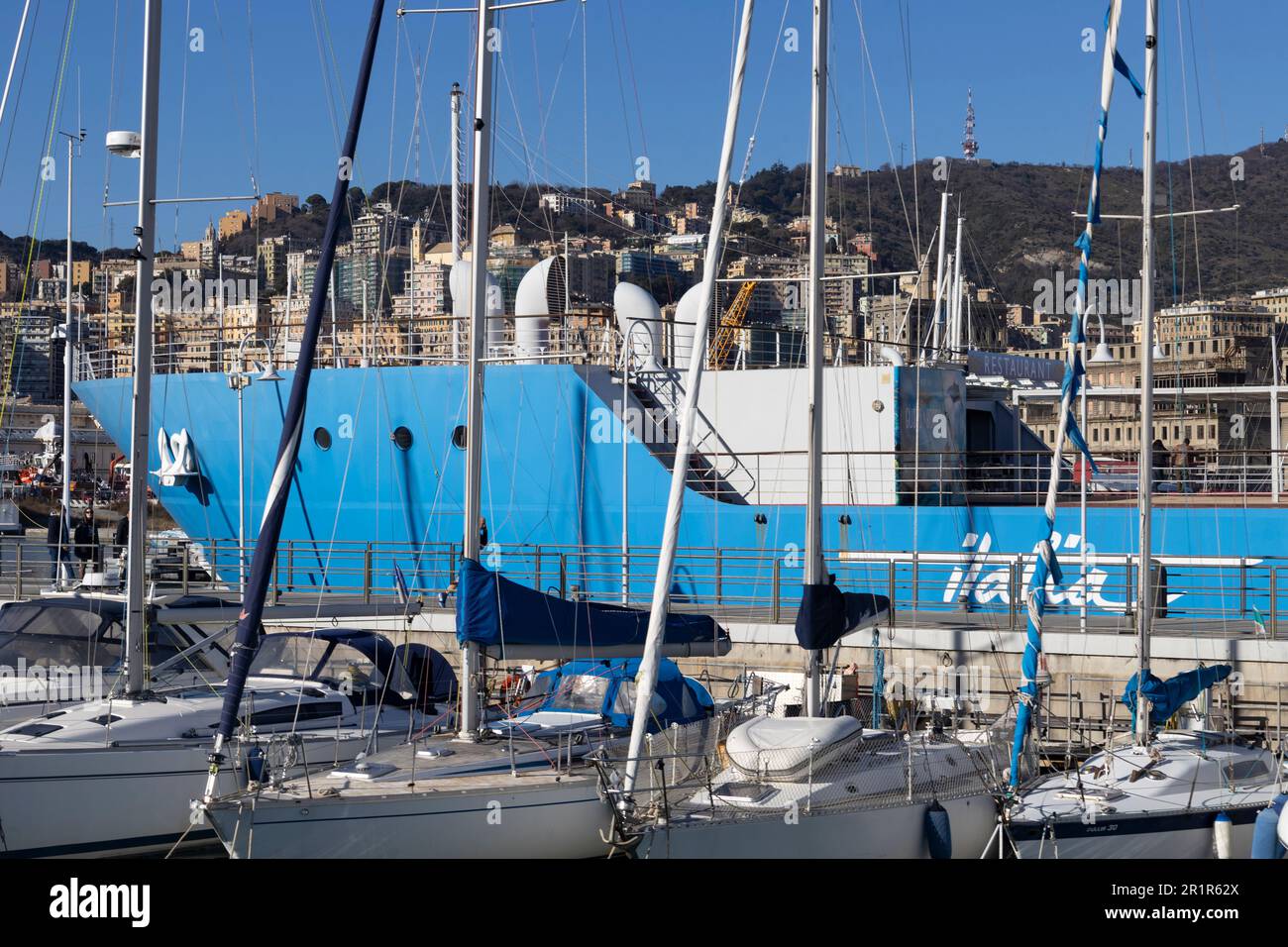 GENOVA, ITALIA, 2 FEBBRAIO 2023 - la nave Italiana (nave Italia) e alcune barche a vela ormeggiate nel Porto Antico di Genova vicino all'Acquario. Foto Stock