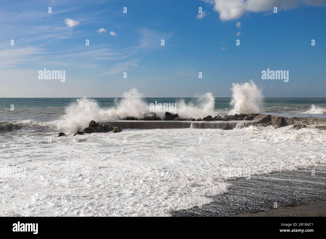 Mare mosso sul molo di Camogli, provincia di Genova, Italia Foto Stock