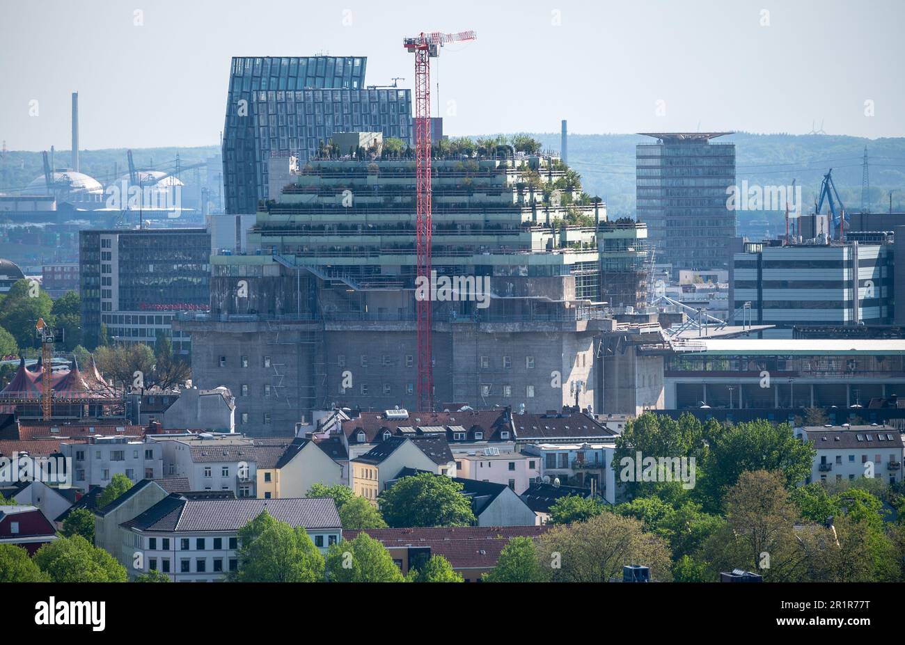 Più di 4000 alberi sono piantati in cima ad un bunker della guerra mondiale del 2 ad Amburgo, in Germania. Il 15th 2023 maggio il progetto del tetto verde è ancora in fase di costruzione Foto Stock