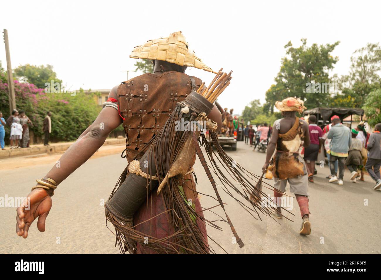 Jos, Nigeria. 12th maggio 2023. Soldati Berom che conducono una processione a Za'ang Junction sulla strada Hill Station Junction, Jos. Foto Stock