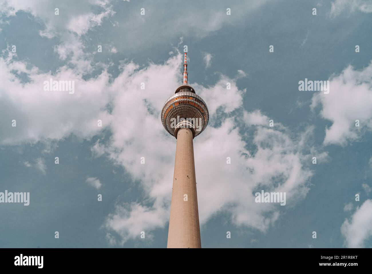 BERLINO, GERMANIA - 8 MAGGIO 2019: Vista mozzafiato di Fernsehturm, l'iconica torre televisiva che punteggiano lo skyline di Berlino, Germania. La struttura Foto Stock