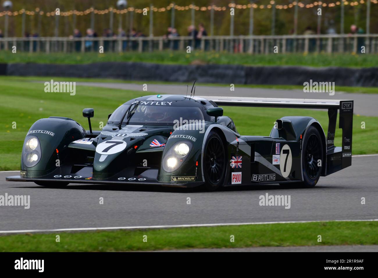 2003 le Mans 24 ore di gara vincendo Bentley Speed 8, Bentley Demonstration run, Goodwood 80th Members Meeting, Goodwood Motor Circuit, Chichester, Foto Stock