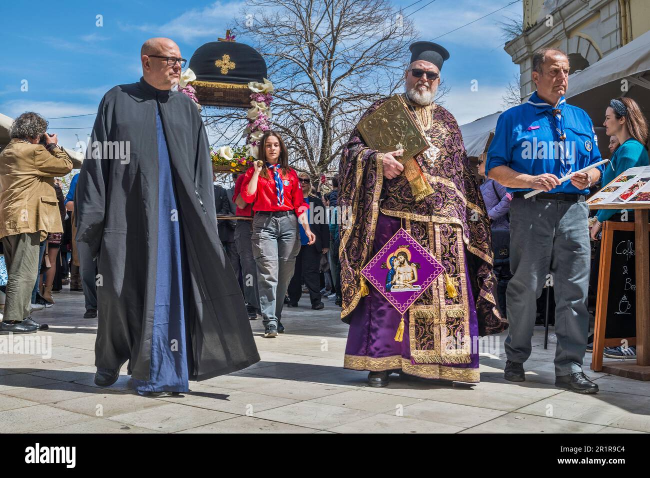 Sacerdote greco-ortodosso, processione di Agios Spyridon, Venerdì Santo, settimana Santa, città di Corfù, Isola di Corfù, Grecia Foto Stock
