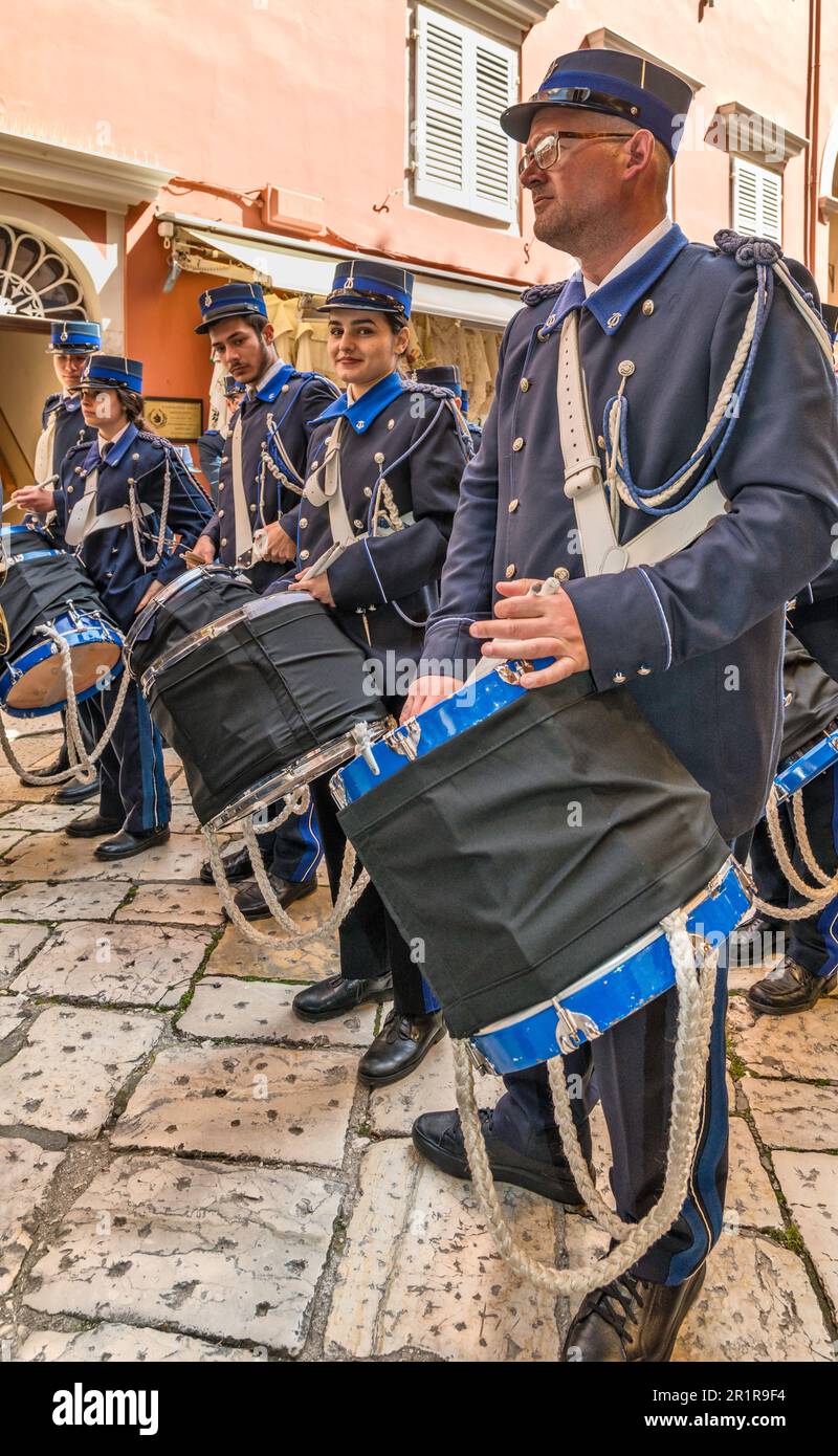 Batteria, banda di marcianti Mantzaros nella sezione Campiello (Città Vecchia di Corfù), processione degli Agios Spyridon (San Spyridon), Venerdì Santo, settimana Santa, città di Corfù, Isola di Corfù, Grecia Foto Stock