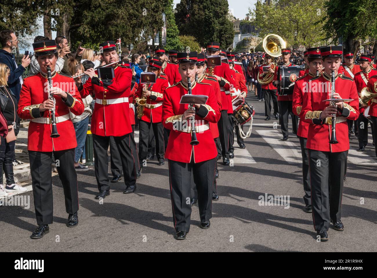 Suonatori di clarinetto, la banda di marcia della Vecchia Filarmonica, via Agoniston Polytehniou a Piazza Spianada, processione di Agios Georgios (San Giorgio), Venerdì Santo, settimana Santa, città di Corfù, isola di Corfù, Grecia Foto Stock