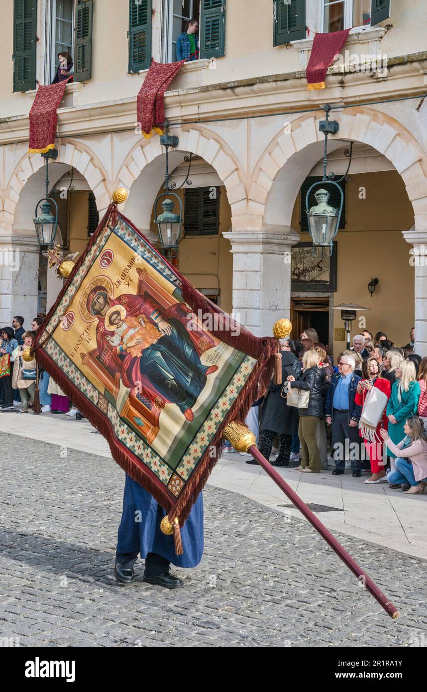 Gli epitaffi in processione, Sabato Santo, settimana Santa, Liston Promenade in via Eleftherias, città di Corfù, isola di Corfù, Grecia Foto Stock