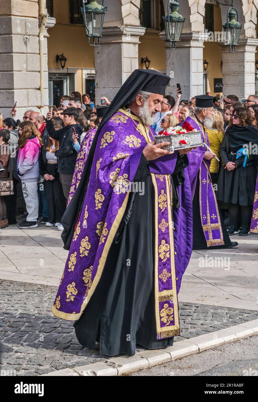 Vescovo greco-ortodosso in processione, Sabato Santo, settimana Santa, passeggiata Liston in via Eleftherias, città di Corfù, isola di Corfù, Grecia Foto Stock