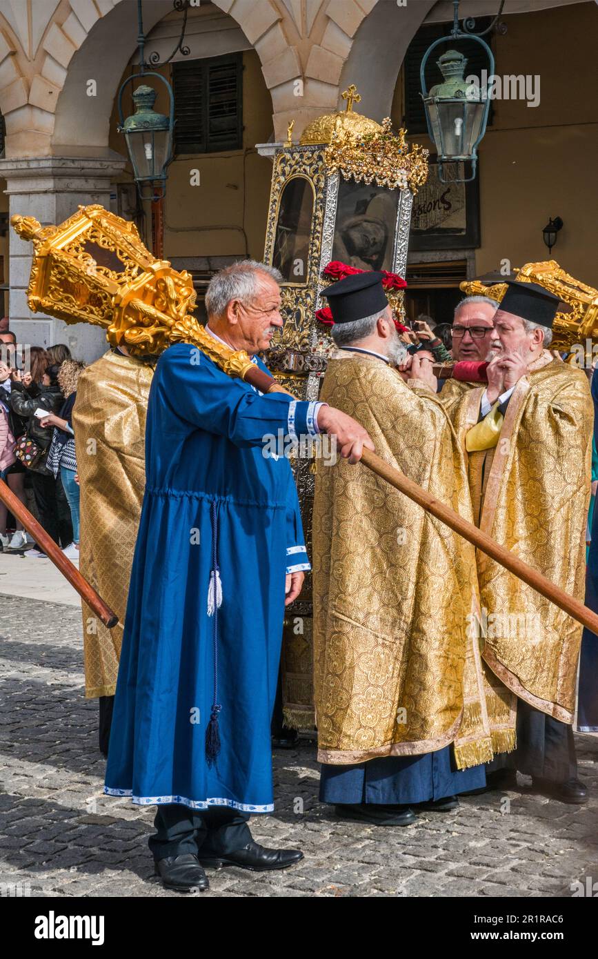 Sacerdoti greco-ortodossi che trasportano gli epitaffi e la lanterna in processione, Sabato Santo, settimana Santa, passeggiata Liston in via Eleftherias, città di Corfù, isola di Corfù, Grecia Foto Stock