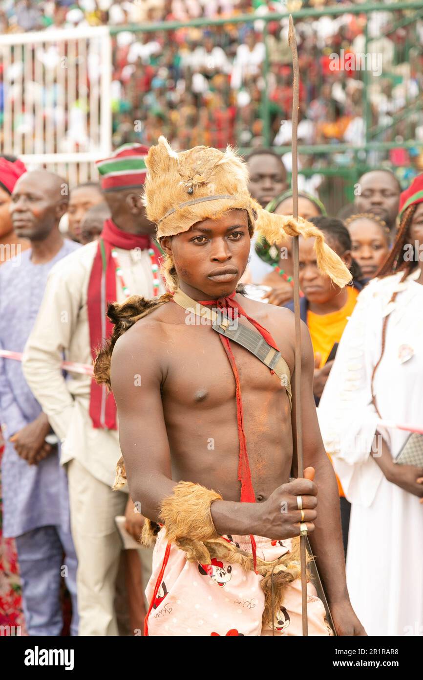 Jos, Nigeria. 12th maggio 2023. Ritratto del soldato di Berom durante il festival tradizionale di Nzem Berom a Jos, Stato dell'altopiano, Nigeria. Foto Stock