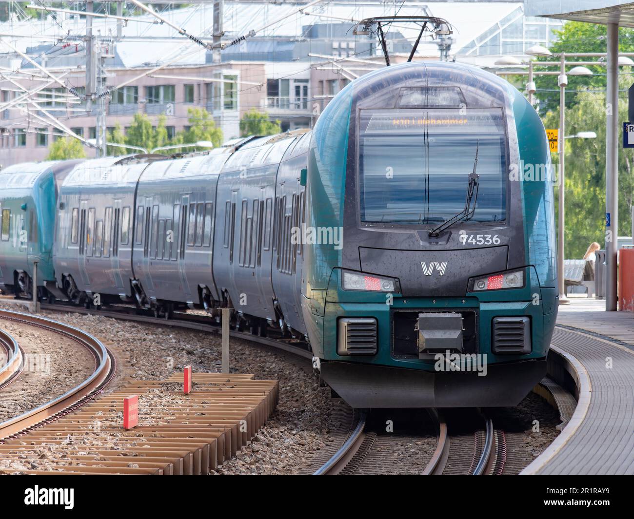 Treno regionale Stadler Flirt nella livrea di Vy, l'operatore ferroviario del governo norvegese, alla stazione di Lysaker vicino Oslo in Norvegia. Foto Stock