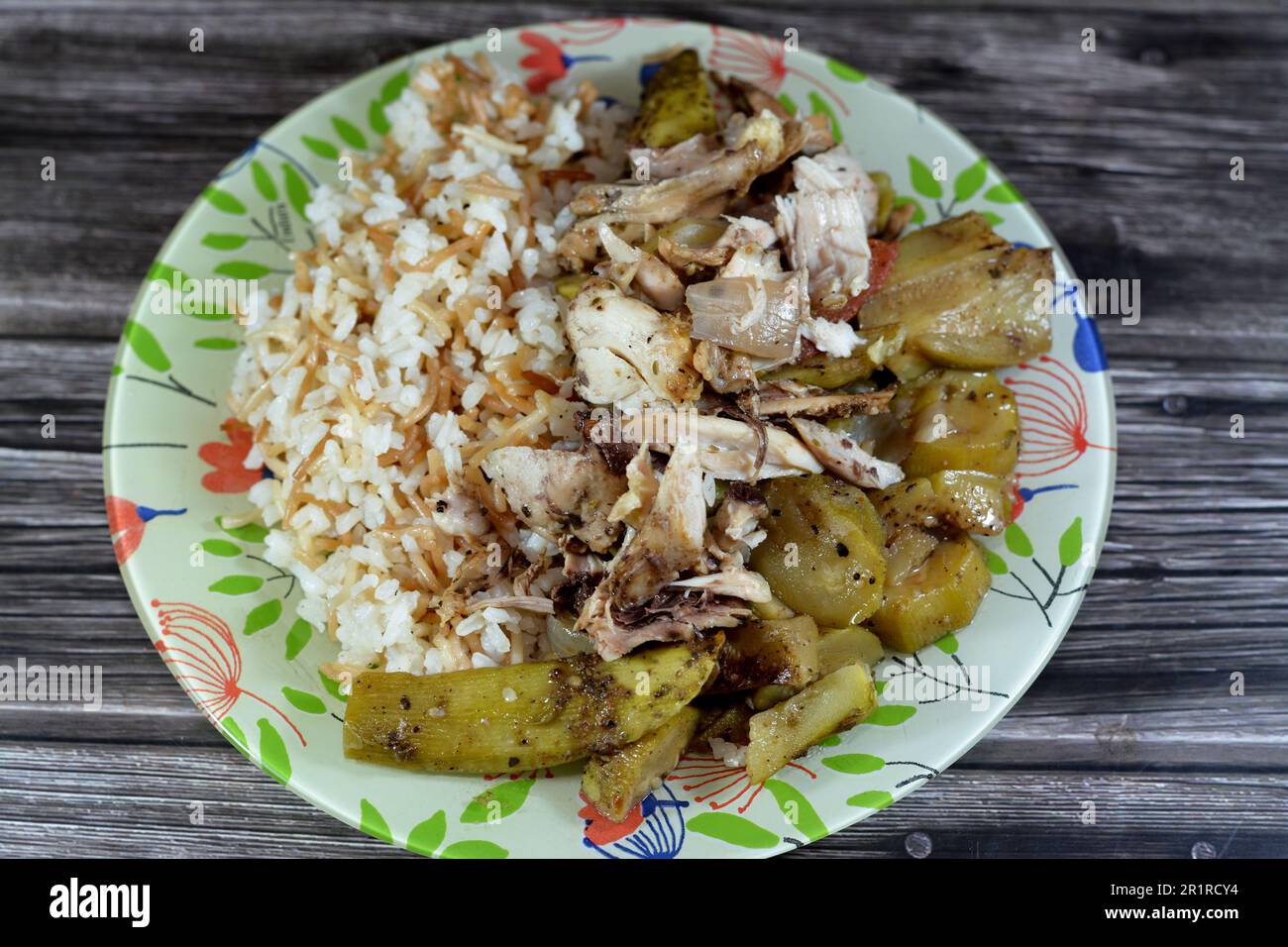 Riso bianco con vermicelli cotti a vapore caldo, fette di patate, zucchine, cipolla e pomodoro con pezzi di pollo e pezzi cotti in forno, Egy Foto Stock