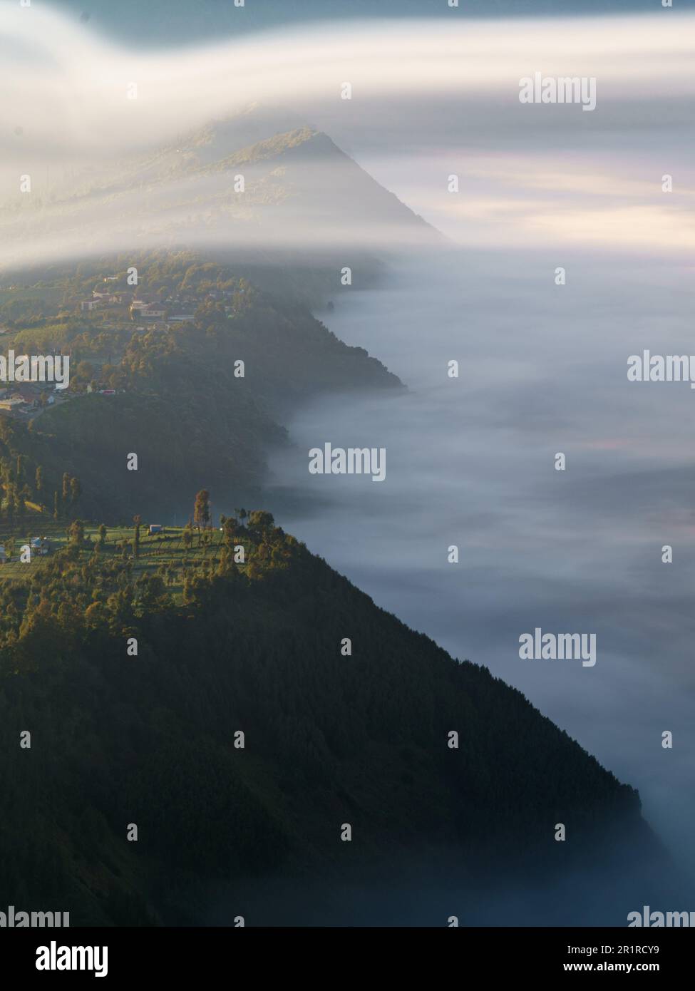 Vista aerea del tappeto nuvolato su Cemoro Lawang vicino al Monte bromo, Giava Orientale, Indonesia Foto Stock