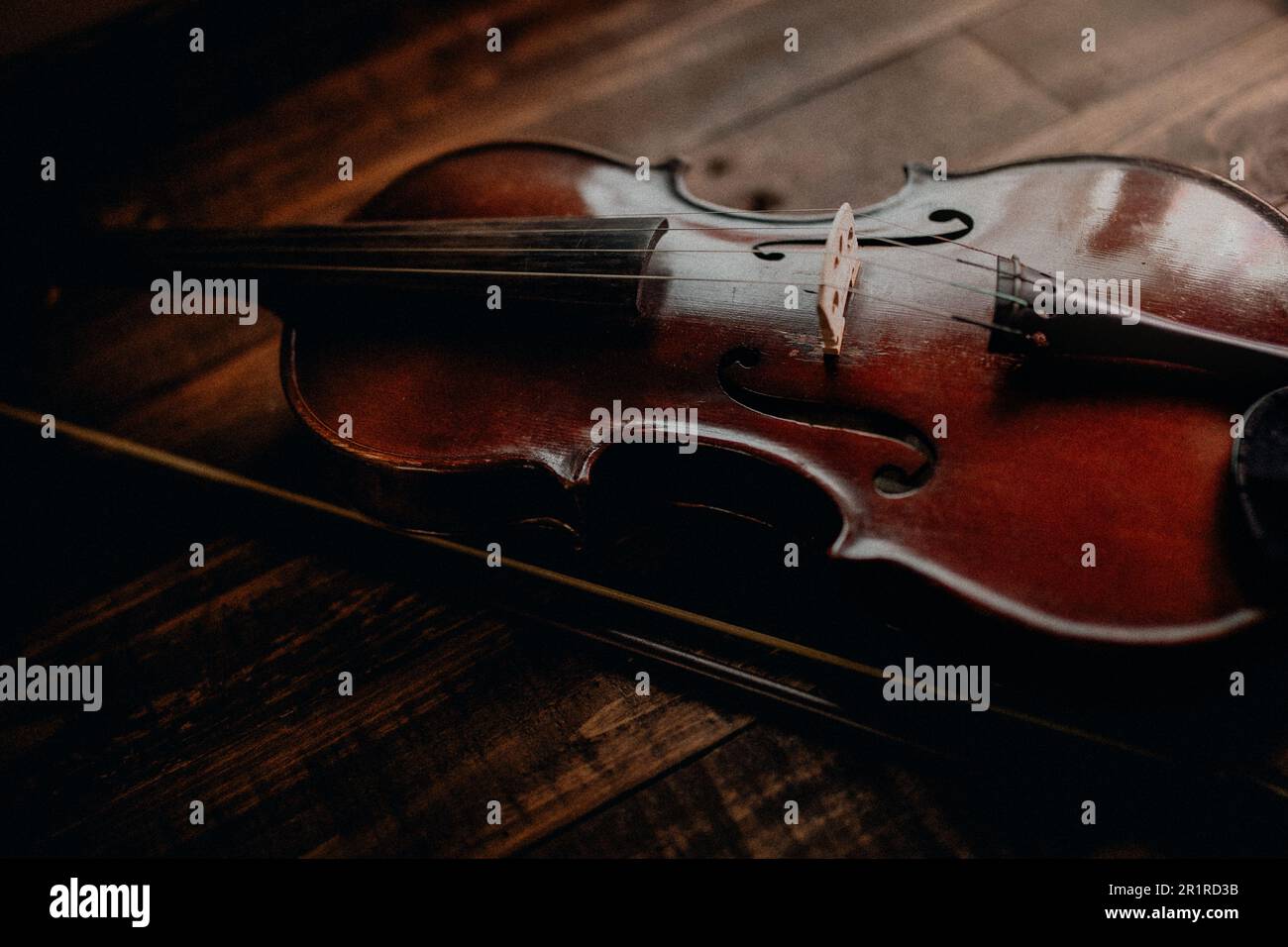 Primo piano di un violino su un tavolo di legno Foto Stock