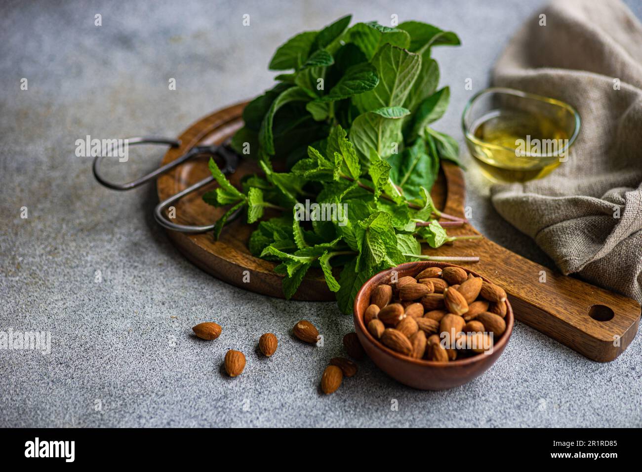 Primo piano di un tritare con menta fresca, mandorle e olio d'oliva Foto  stock - Alamy
