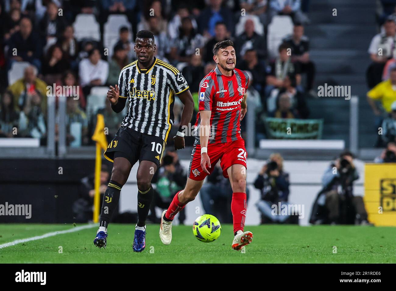 Torino, Italia. 14th maggio, 2023. Paul Pogga della Juventus FC (L) e Alex Ferrari della US Cremonese (R) in azione durante la Serie A 2022/23 partita di calcio tra Juventus FC e US Cremonese allo stadio Allianz. Punteggio finale; Juventus 2:0 Cremonese. Credit: SOPA Images Limited/Alamy Live News Foto Stock