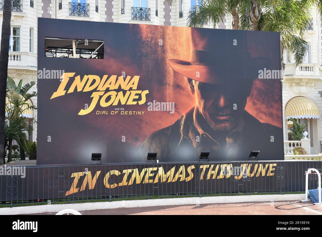 Francia, Cannes, decorazione pubblicitaria sulla croisette per il film Indiana Jones con Harison Ford, questo film è la quinta e ultima parte di questa saga. Foto Stock