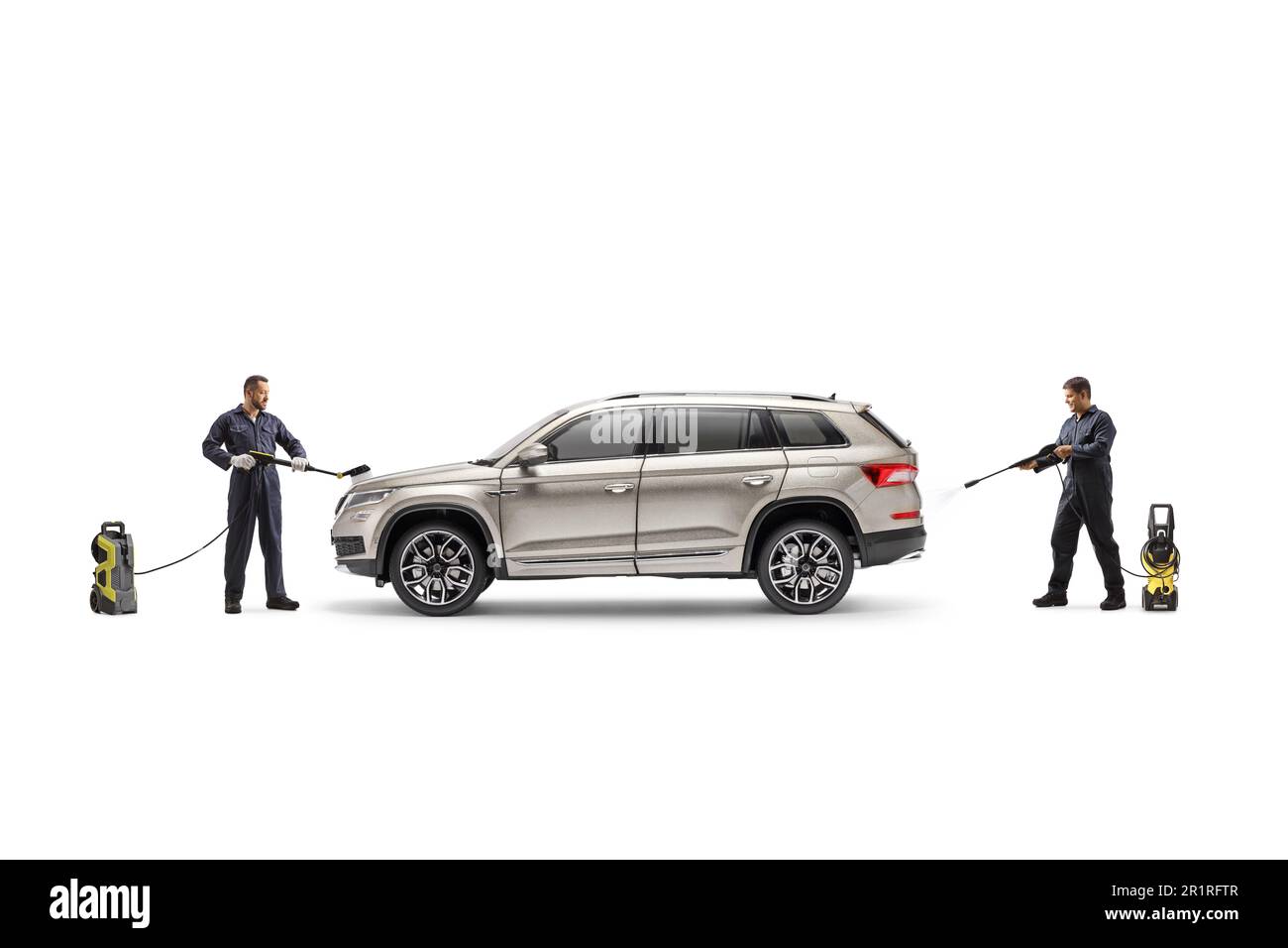 Lavoratori in uniformi lavano un SUV con macchine a pressione isolate su sfondo bianco Foto Stock