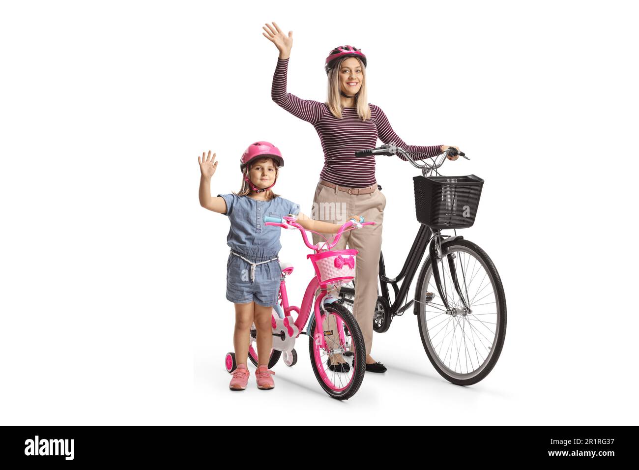 Bambina con la madre che agita e si alza in piedi con una bicicletta isolata su sfondo bianco Foto Stock