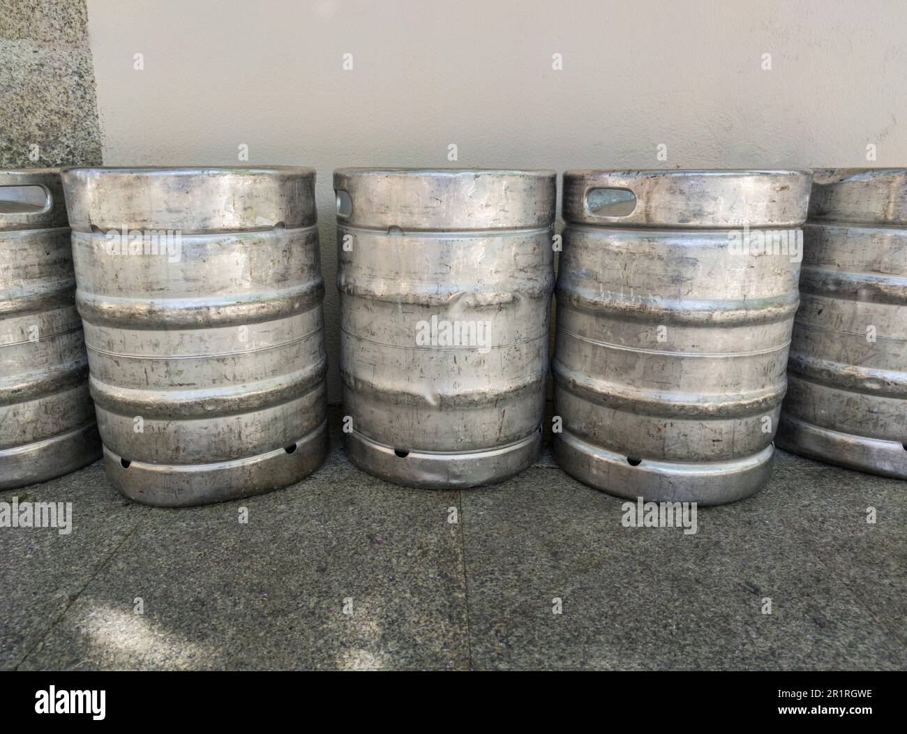 Barili di birra situati in centro strada. Concetto di distribuzione delle bevande. Foto Stock