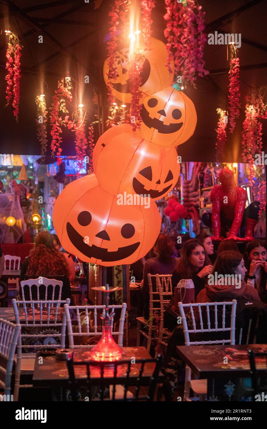 Un ambiente festivo di un tavolo da ristorante con decorazioni di Halloween  e palloncini Foto stock - Alamy