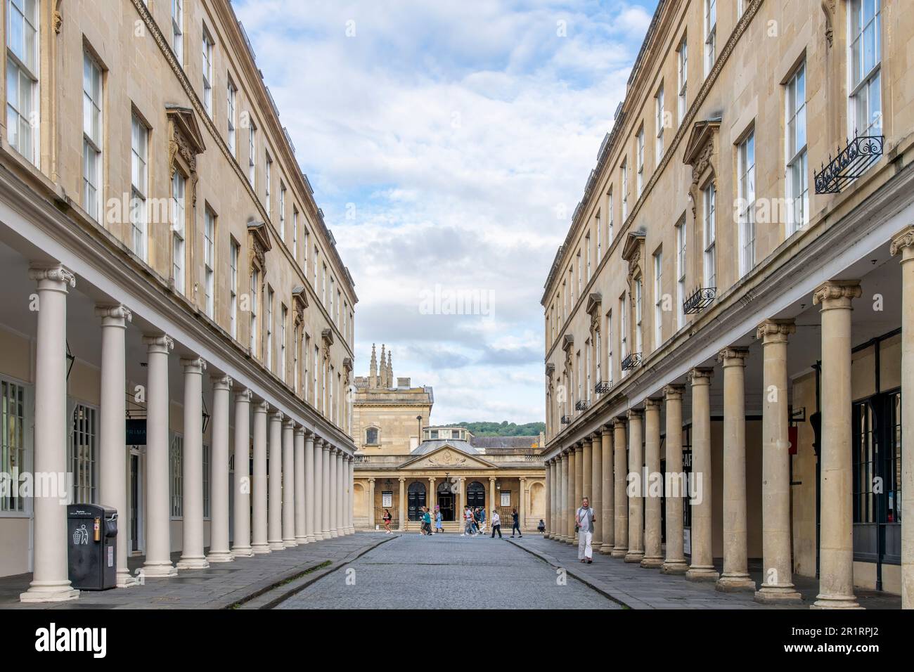 Bath, Somerset, Inghilterra-Agosto 2022; Vista attraverso Bath Street con edifici con architettura tipica Georgiana, colonne e bagni Romani Foto Stock